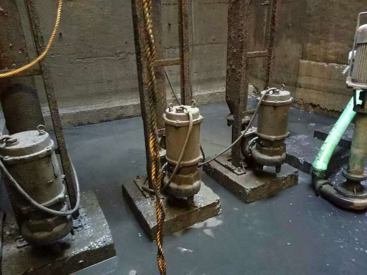 浩口原种场污水池清理